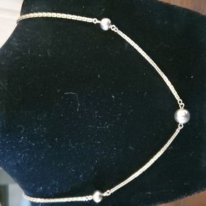 AVON VINTAGE GOLDEN NECKLACE. LIKE NEW.